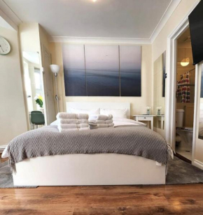 ST 1 - Newly refurbished Studio flat - close to tube 1-2 mins